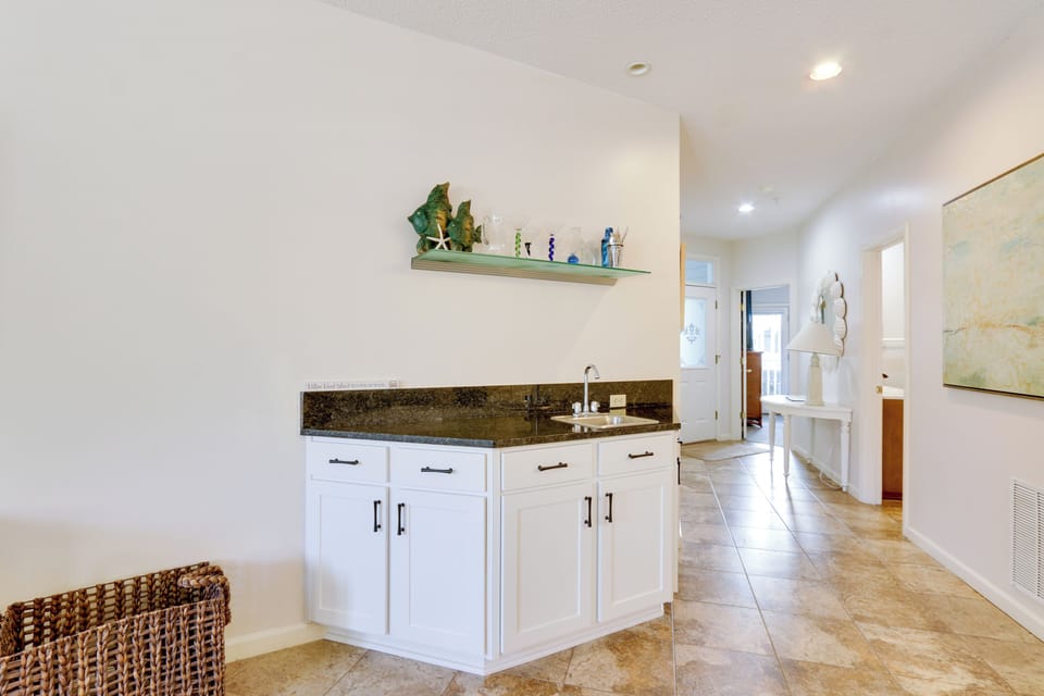 Entryway | Wet Bar | Free WiFi