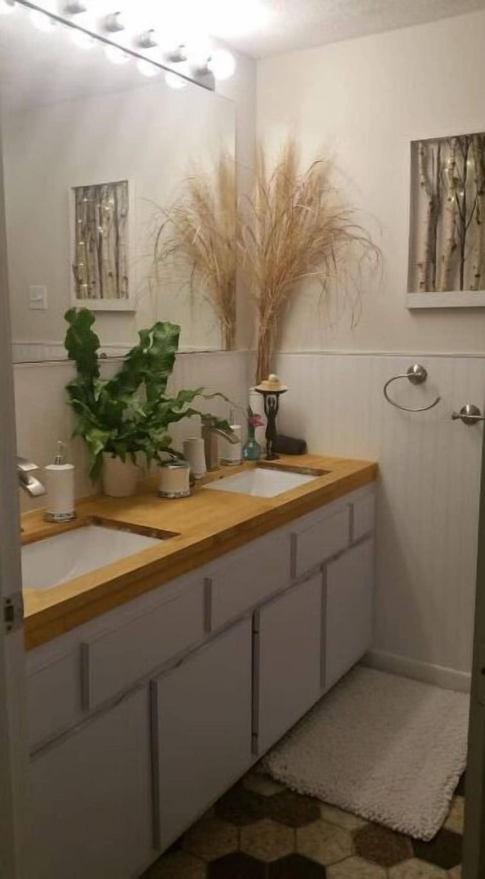 Guest bathroom with two sinks, bathtub, shower and toilet