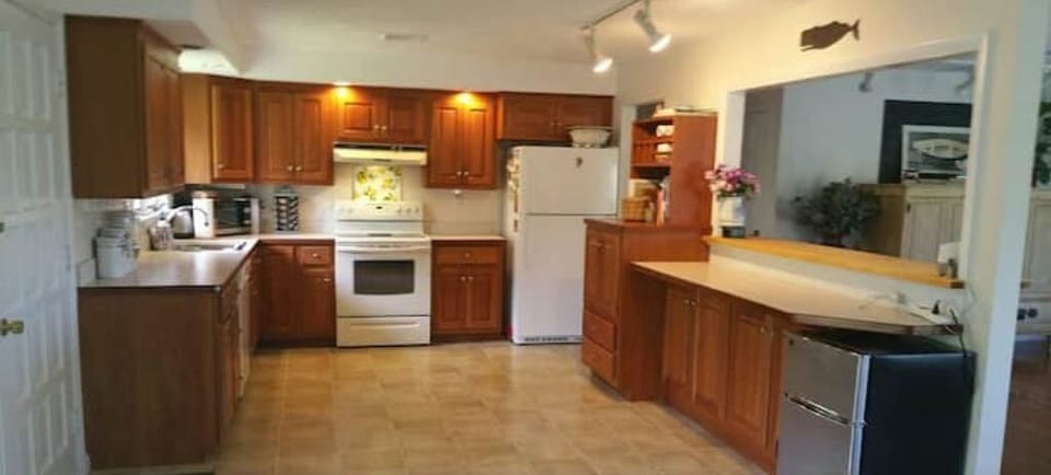 Kitchen with lots of cabinets, counter space, oven, convection toaster oven etc