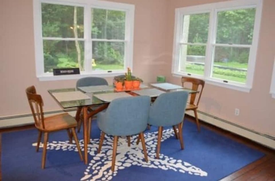Dining room seats 6