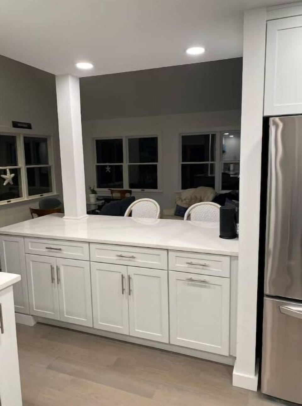 Island bar for entertaining guests and for breakfast