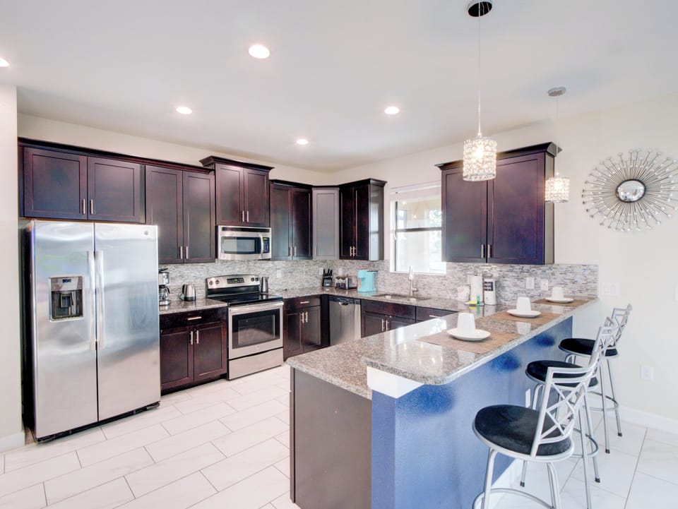 Breakfast Bar - Full Modern Kitchen