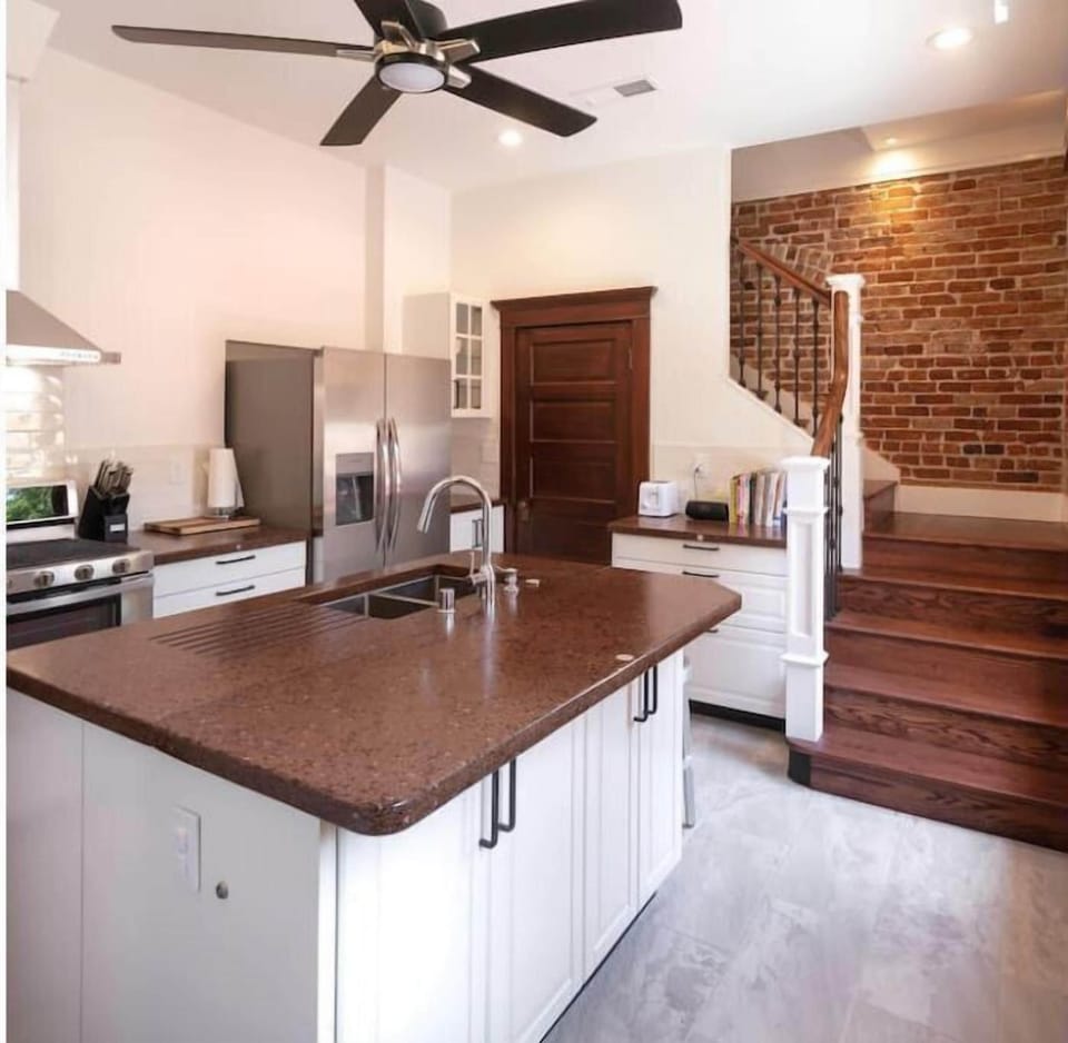Kitchen island 