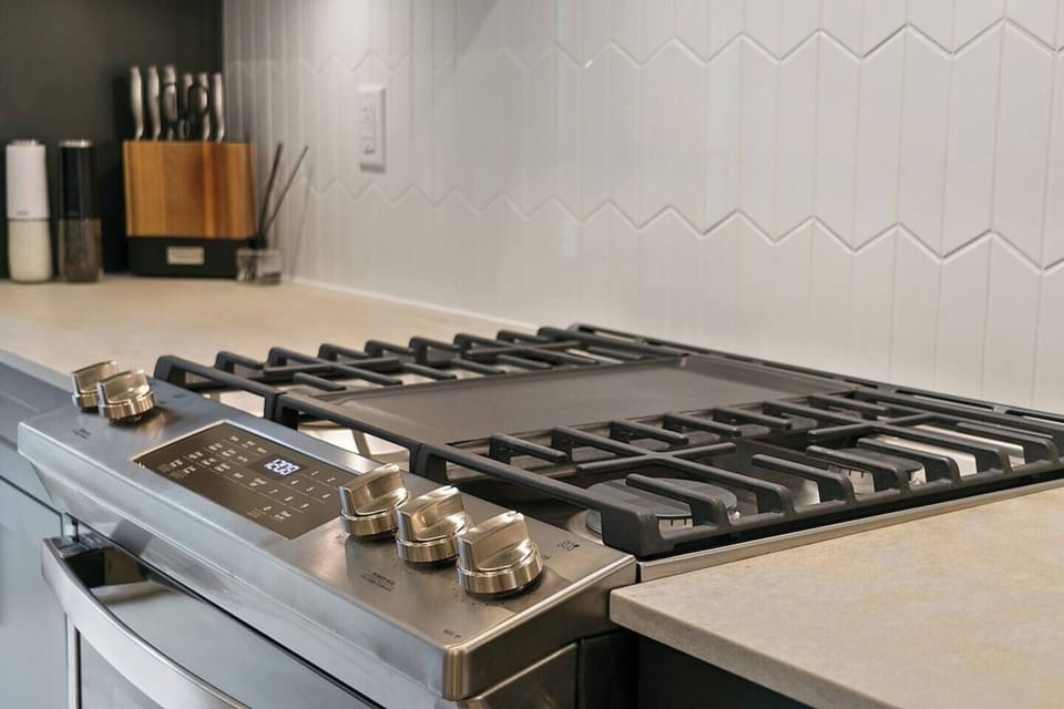 Kitchen: Gas cooktop with stove is ready for those who love to cook.