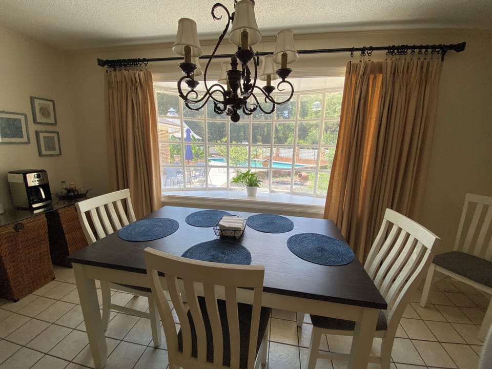 Kitchen Table with amazing bay window view - Seats up to 6