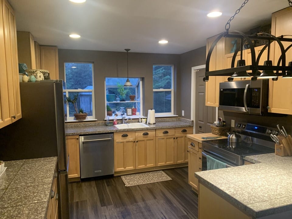 Kitchen (Middle Floor)