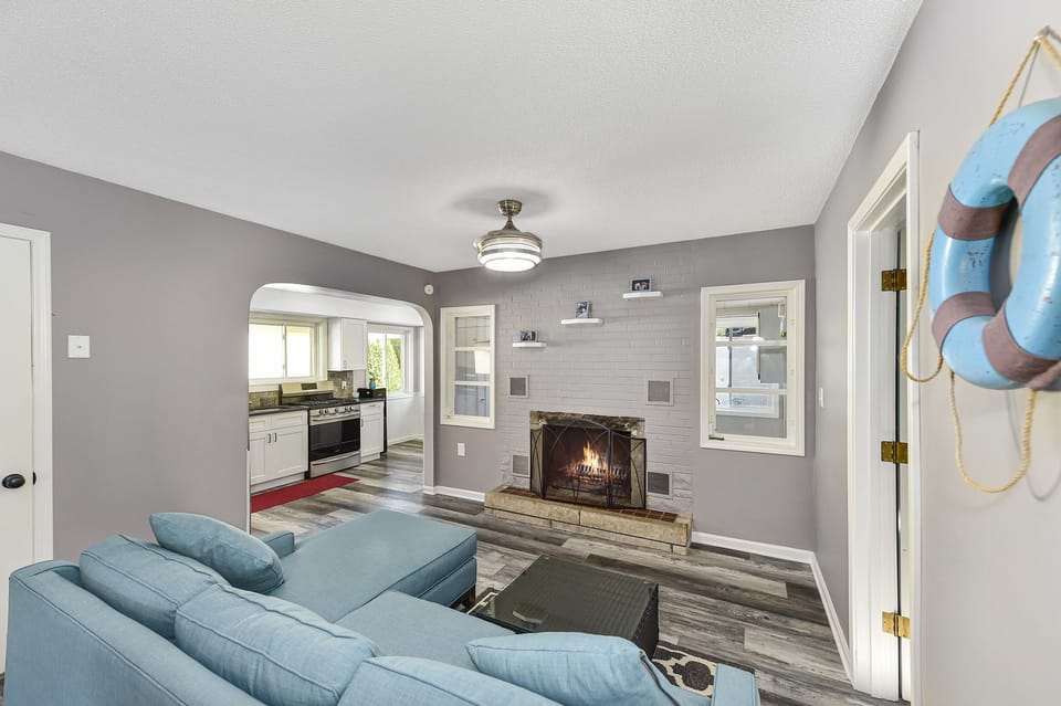 Electronic gas fireplace off of kitchen plenty of seating