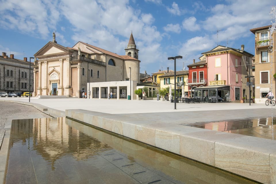 The center square in Peschiera del Garda with the Duomo
