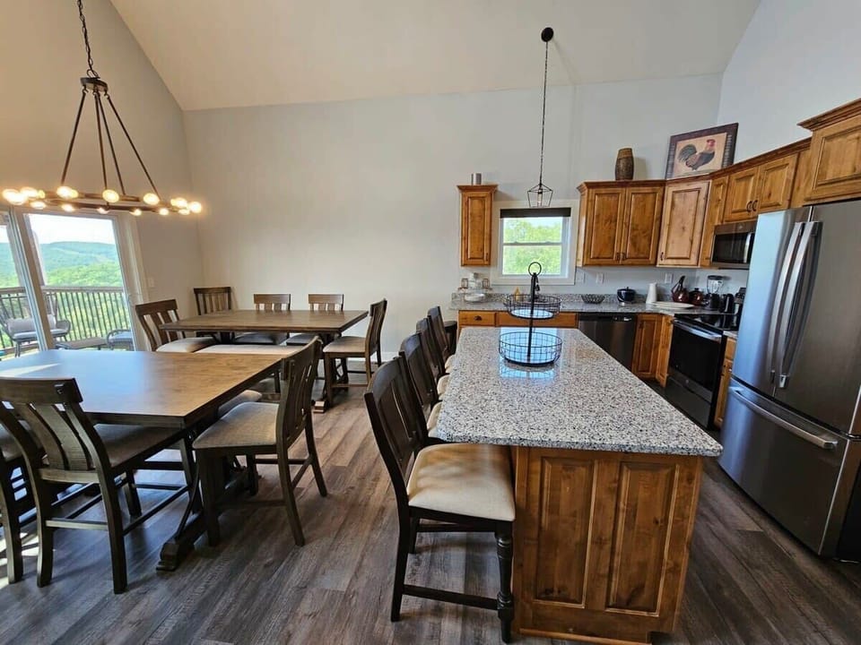 Dining Room & Kitchen Breakfast Bar