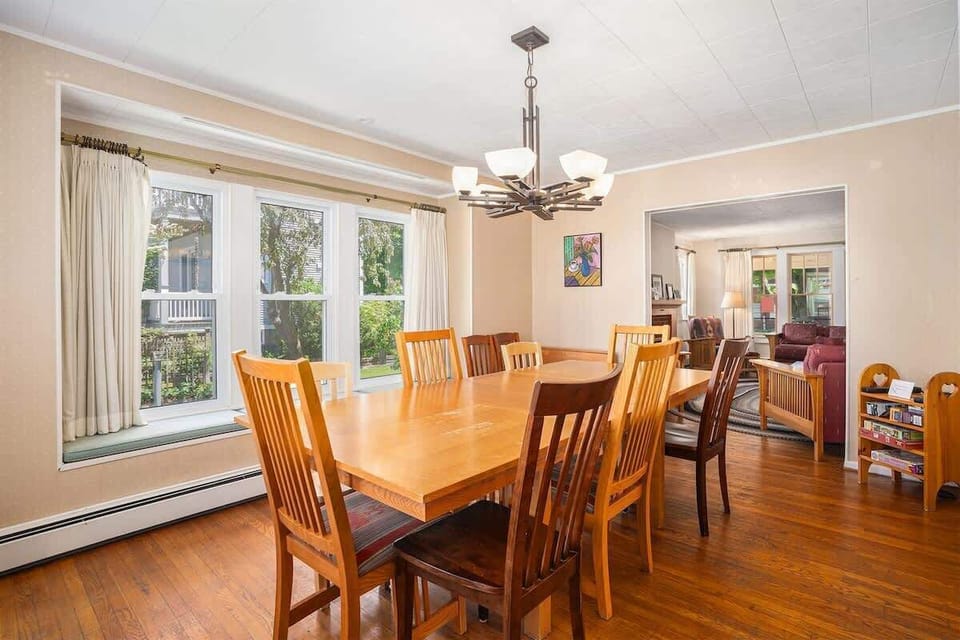 Gather Around the Spacious Dining Table at Bungalow 89 - Perfect for Family Meals and Celebrations