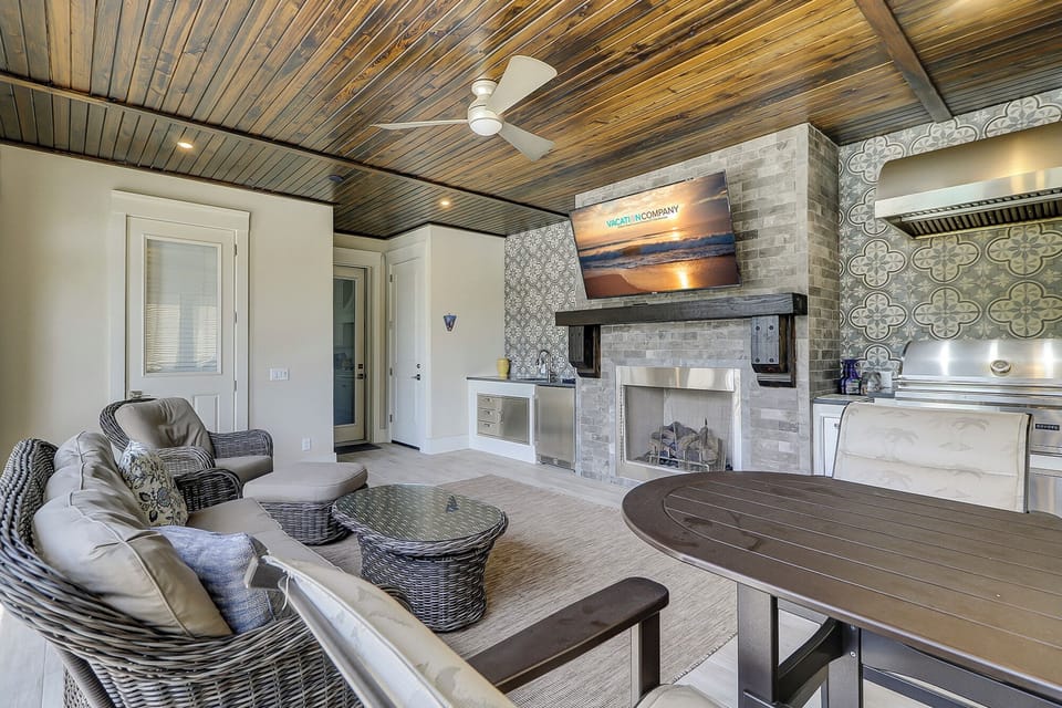 Large Screened Porch and Grill Station