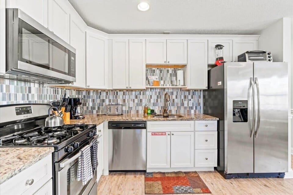 Fully equipped kitchen with a dishwasher for quick clean-ups.