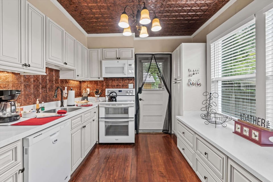 Marble countertops and high quality fixtures