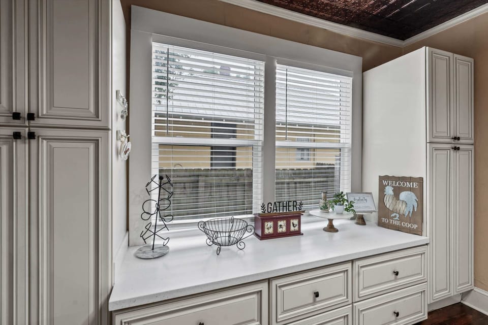 Gather & create memories in our bright, well-appointed kitchen.