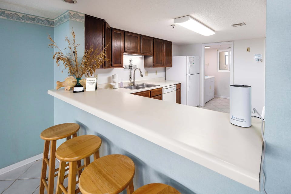 Kitchen with breakfast bar