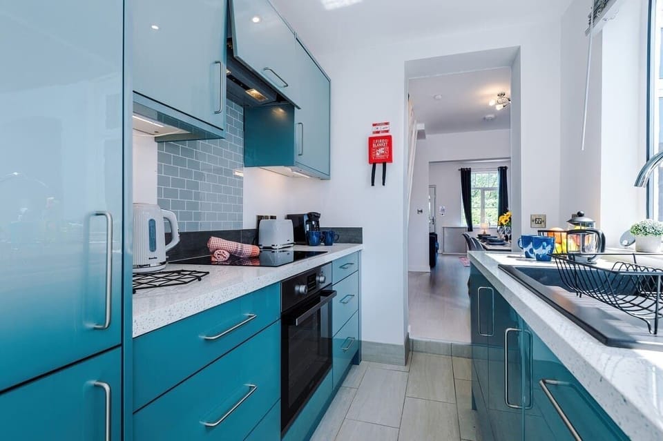 The kitchen benefits from all the essentials for a short or long stay.