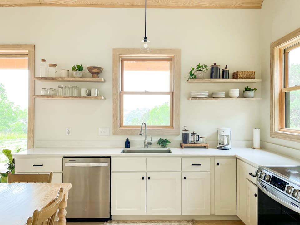 Fully equipped kitchen for making meals!

