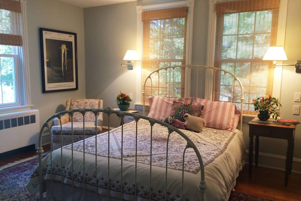 Master bedroom with queen size bed. 