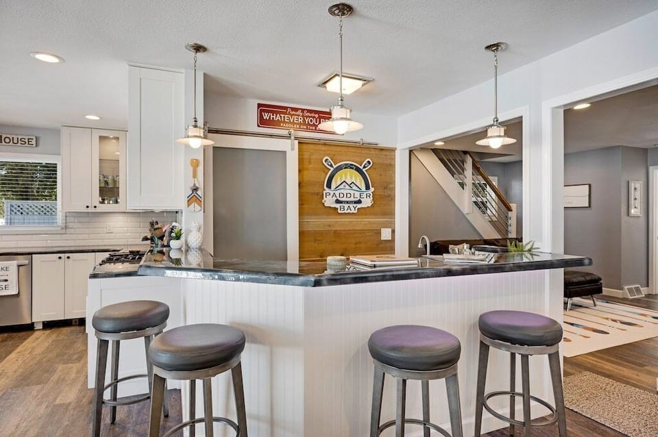 Welcome to Paddler on the Bay Bar - Proudly serving whatever you Bring!