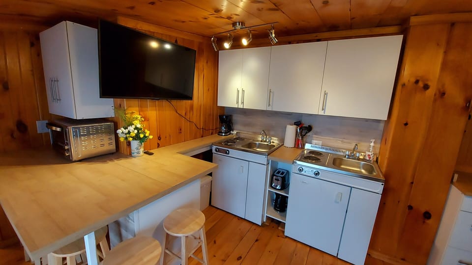 Kitchen and Eating Area
