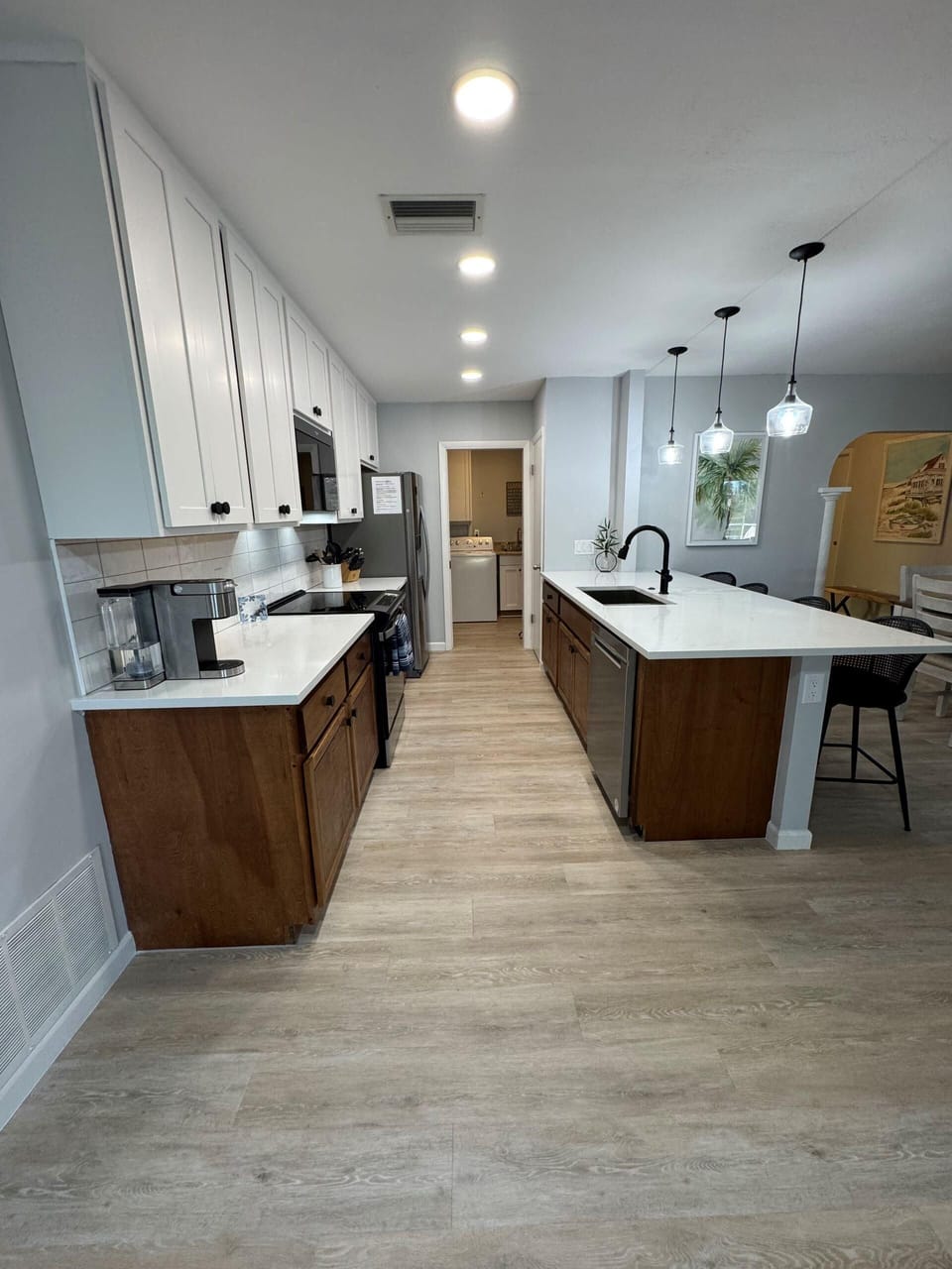 Open, fully-equipped kitchen overlooking the diningarea and living room