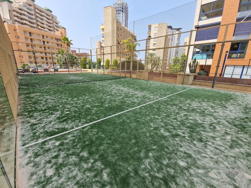Beachfront flat offering access to paddle tennis court with prior notice and organisation, like any rental court.