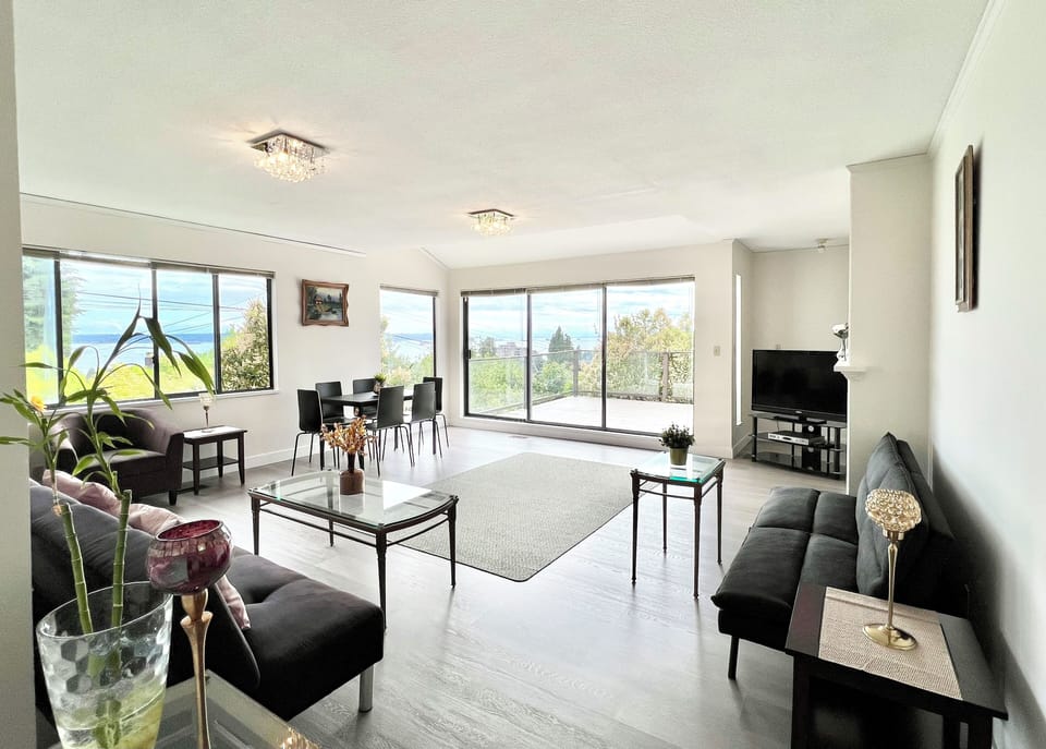 Living & dining room: Panoramic ocean views. Newly renovated brand new furniture
