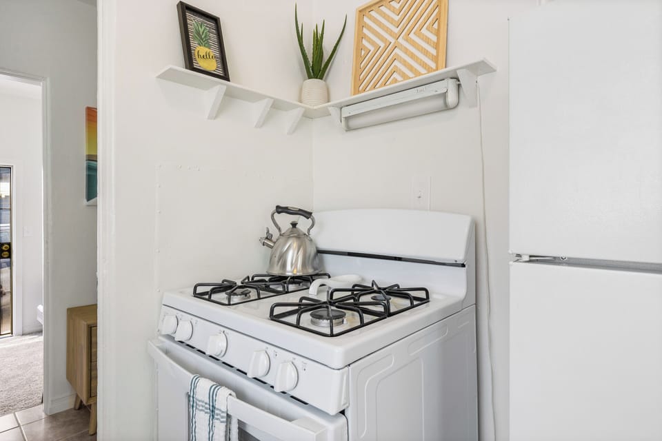 Kitchen: Gas stove