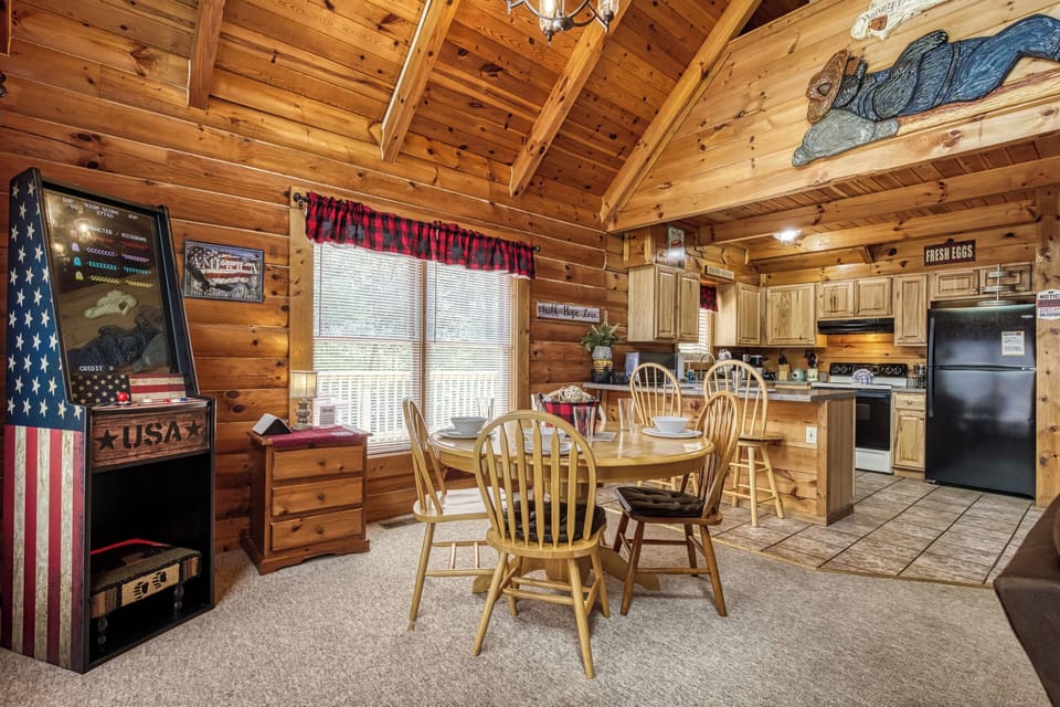 Log Cabin in the Smokies "Honey Dreams" - Dining area and fully furnished kitchen