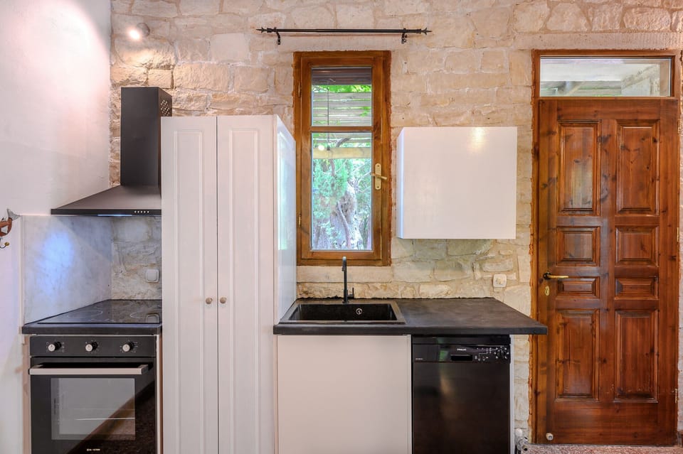 Serene area villa,Private pool,Mountains,Near taverns