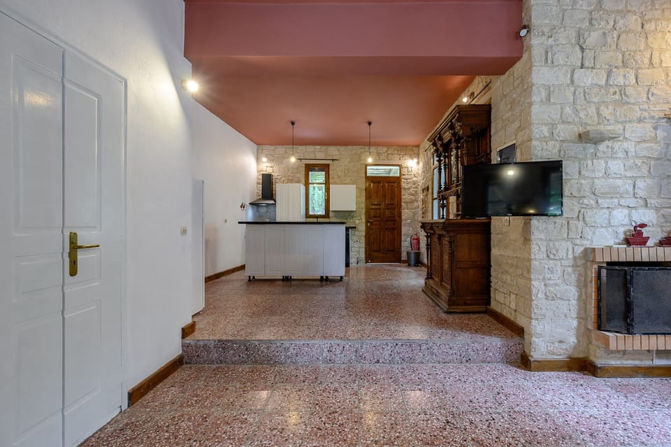 Serene area villa,Private pool,Mountains,Near taverns