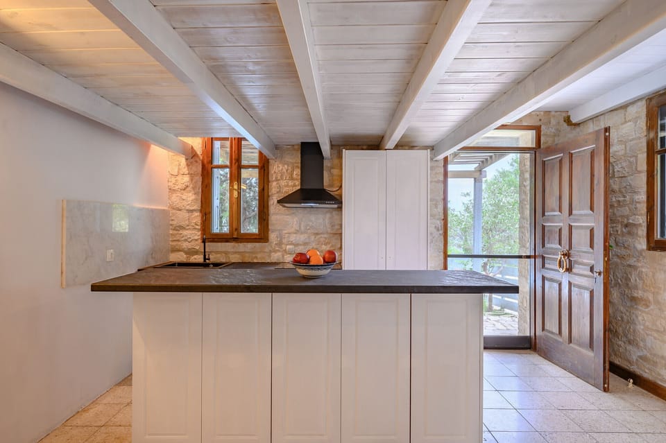 Serene area villa,Private pool,Mountains,Near taverns