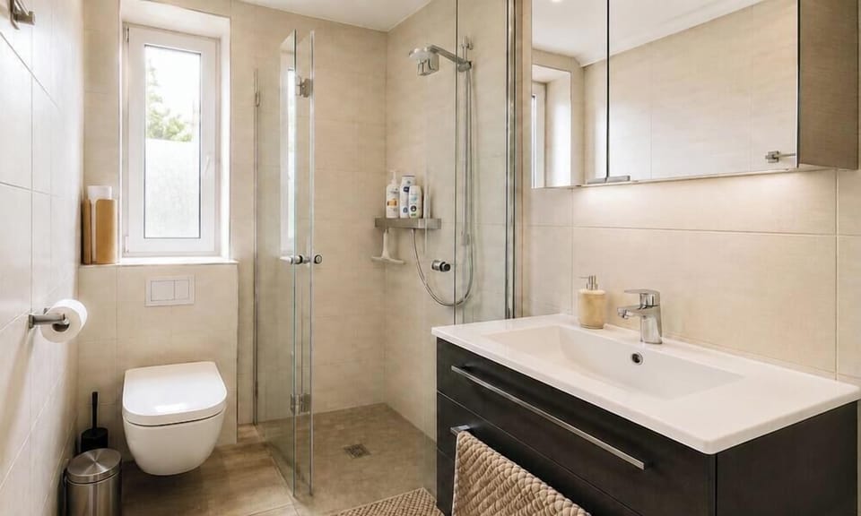 Bathroom with walk-in shower - Towels, Shampoo, Bodywash, Soap, Toilet paper, Hair dryer