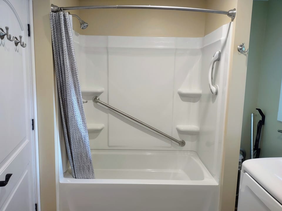 Extra deep soaking tub !