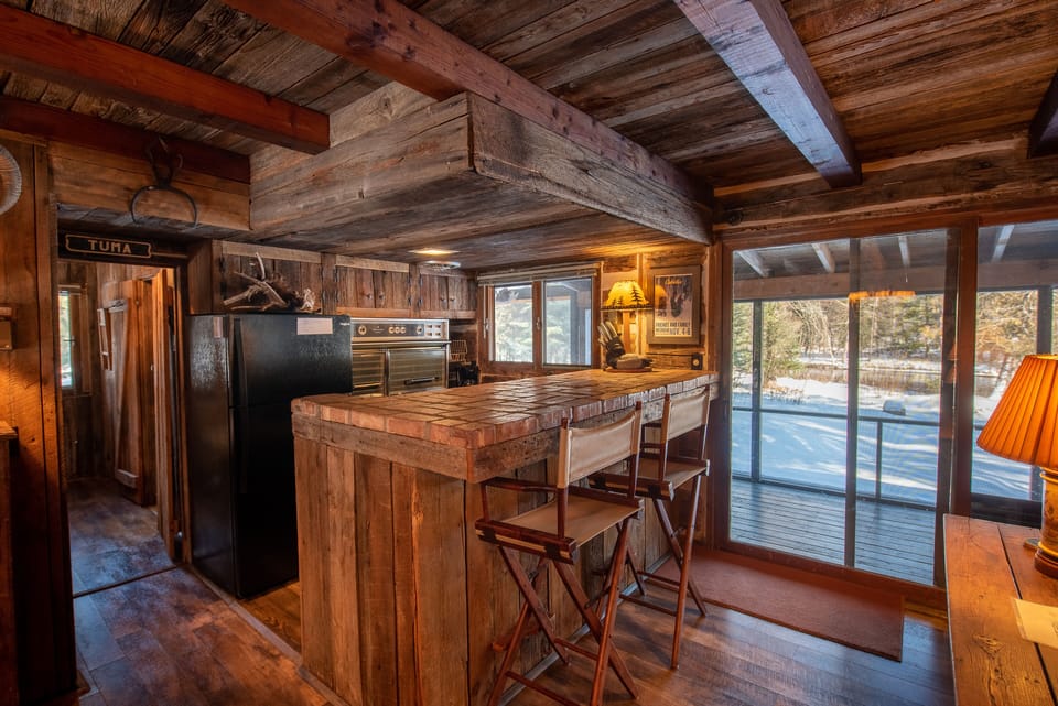 Kitchen bar with additional seating for 2