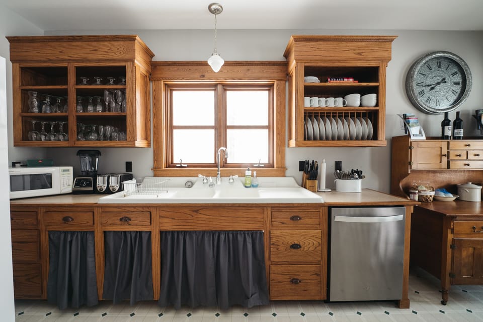 Fully equipped farm-style kitchen – dishwasher, stove, oven, large fridge