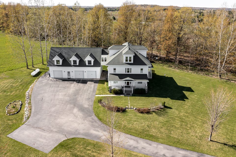 THE TRUE NORTH presents… BROOMHEAD FARMHOUSE - MAIN HOUSE ➠ 5721
Vineyard Setting – Nestled in rolling hills in Yuba Vineyards