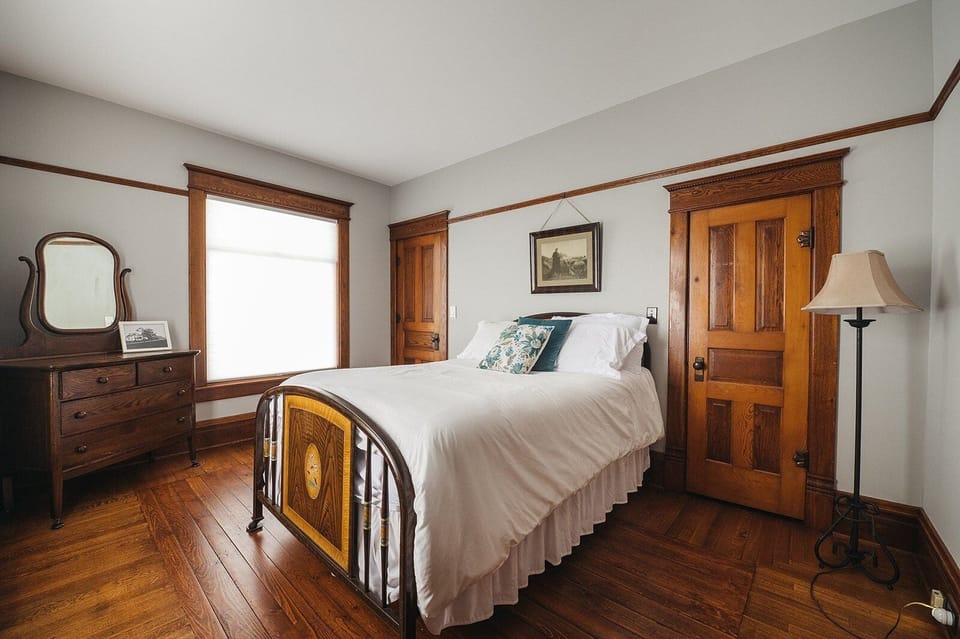 Bedroom 1 – King bed