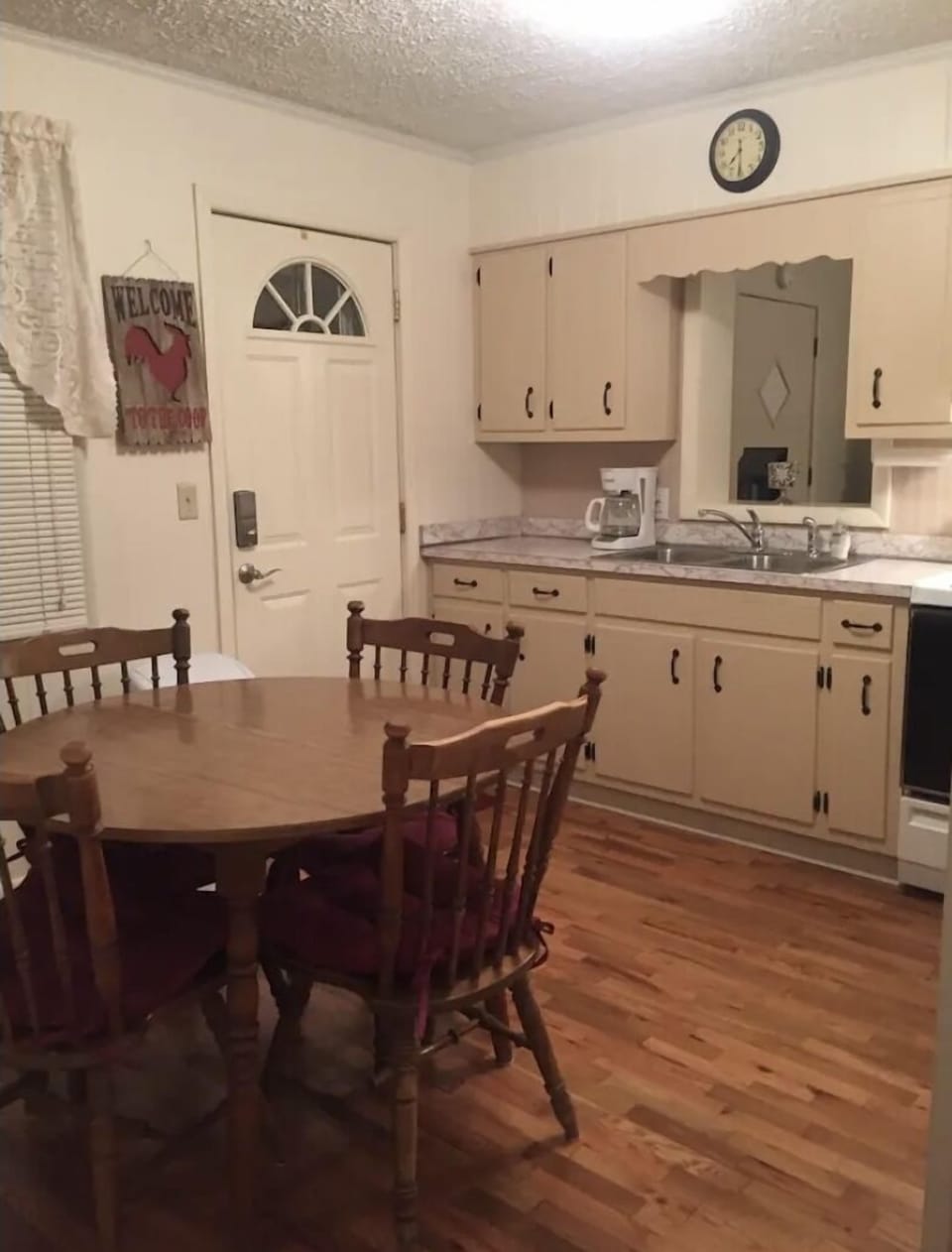 Kitchen-Seats 4 Guests