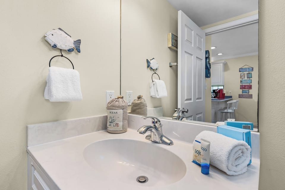 Half bathroom (1st floor)