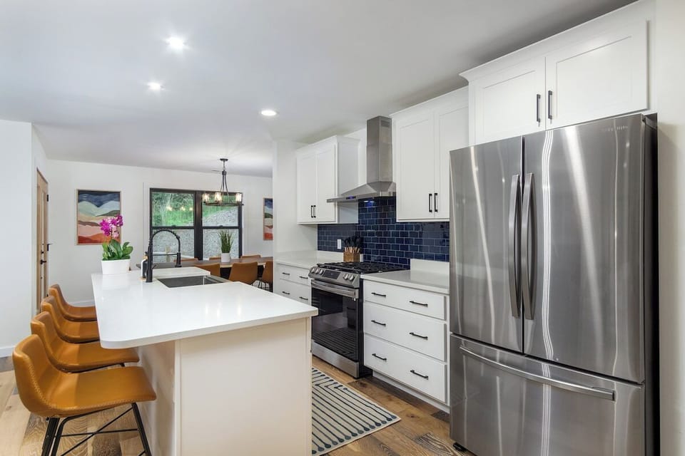 Fully stocked kitchen with walk-in pantry (includes toaster, blender, coffee maker (large pot and Keurig cups), French press, cookware, bakeware