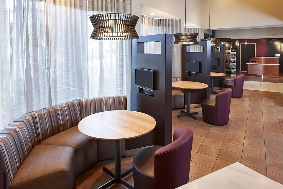Settle into cozy booths for coffee, chats, or quick bites.