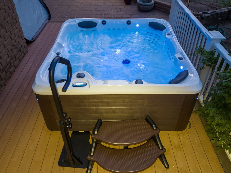 Hot tub seats 6 with colored lights and Bluetooth boombox
