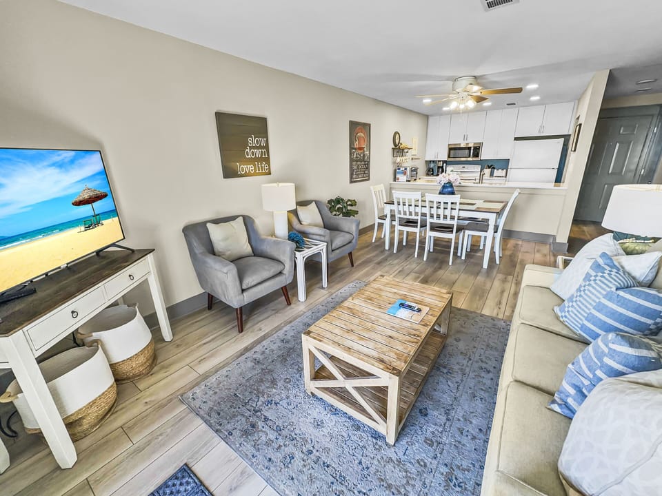 Living/dining area