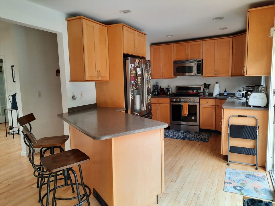 kitchen bar and full kitchen