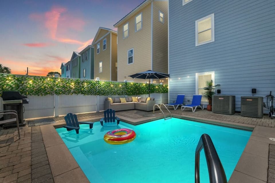 Dive into luxury and relax in our heated pool oasis, surrounded by lush lounging areas and a beautifully landscaped, greenery-adorned fence. ☀️