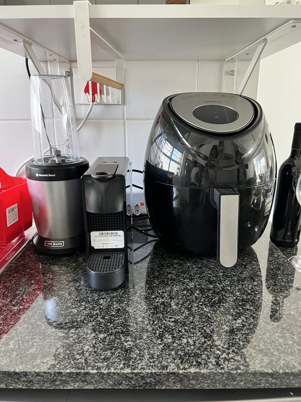 Fully equipped kitchen with airfryer, blender, Nespresso