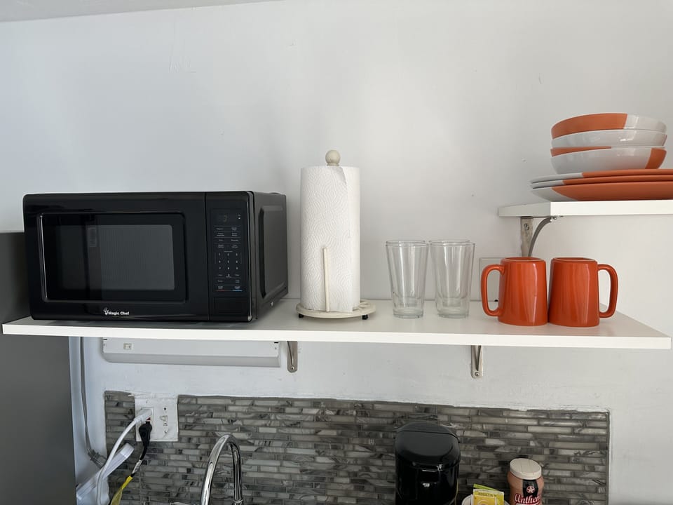 Kitchen amenities
Wine glasses and a wine bottle opener 
Sip a cold chardonnay 