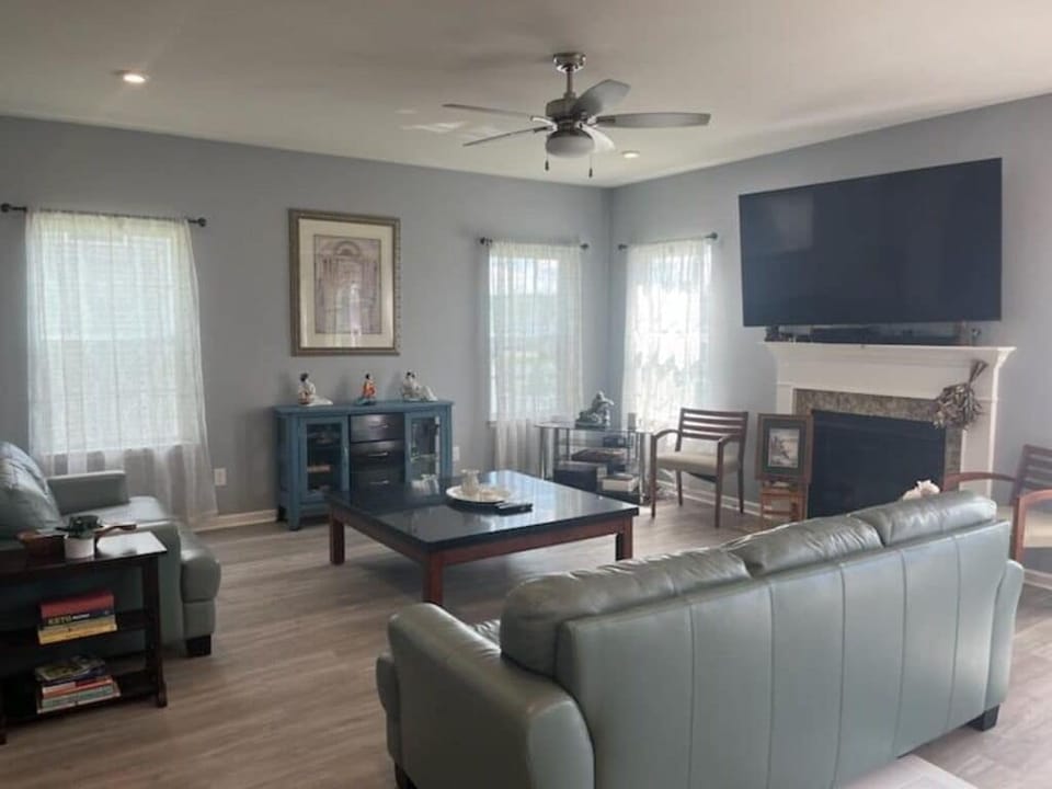 Full size living room with gas fire place.