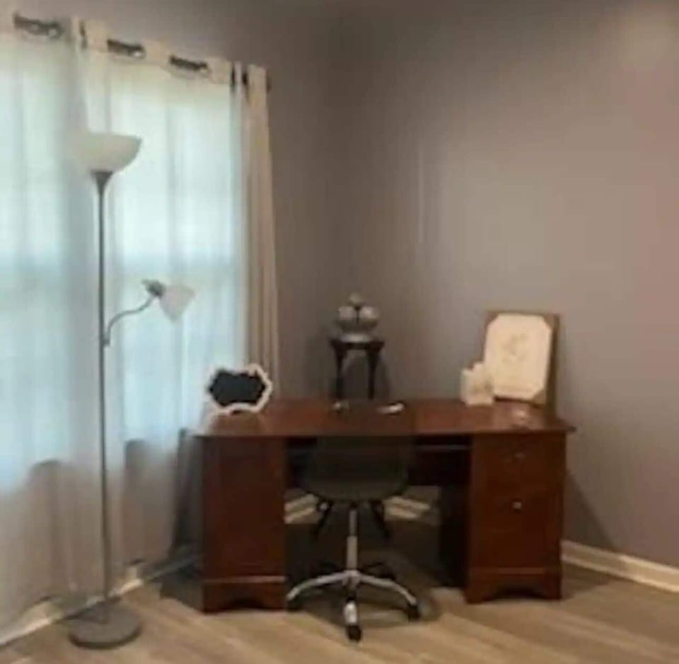 Office space / guest bedroom with pulldown murphy bed